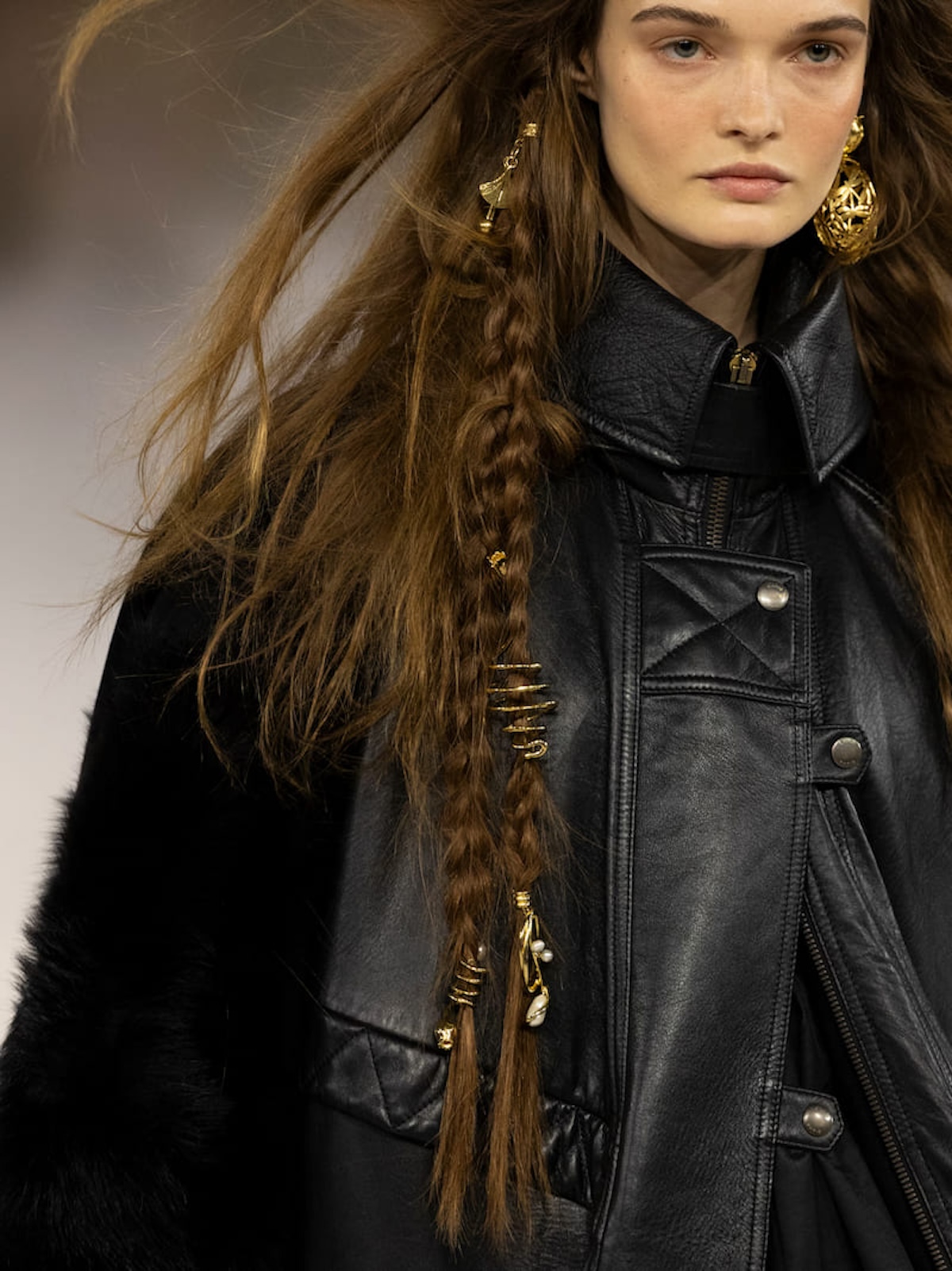 Pendientes de oro vistos en Chloé FW26