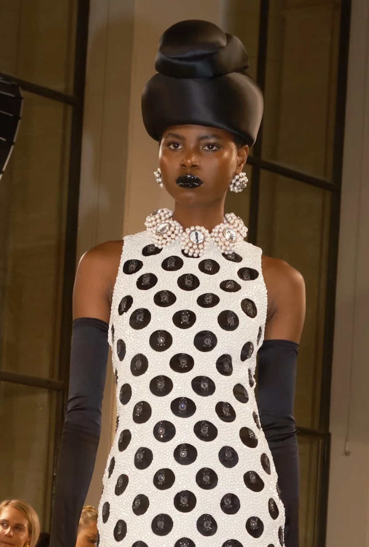 Perlas en los estilismos de Schiaparelli FW26