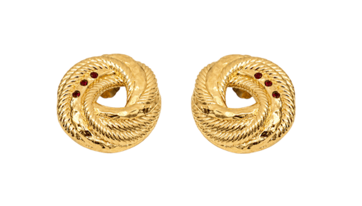 Pendientes Marea de Dosprimeras. En la colección Barbesola, que homenajea la tradición, el legado y lo vivido, encontramos un diseño de estética barroca que consigue el efecto joya heredada. Precio: 125 €
