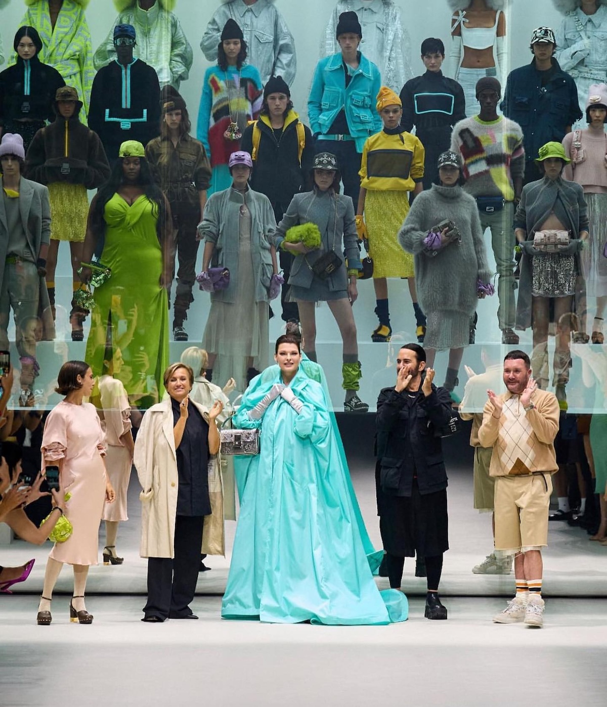Linda Evangelista en el centro del gran cierre del desfile del 25.º aniversario del bolso Baguette de Fendi durante la Semana de la Moda de Nueva York en septiembre de 2022. 