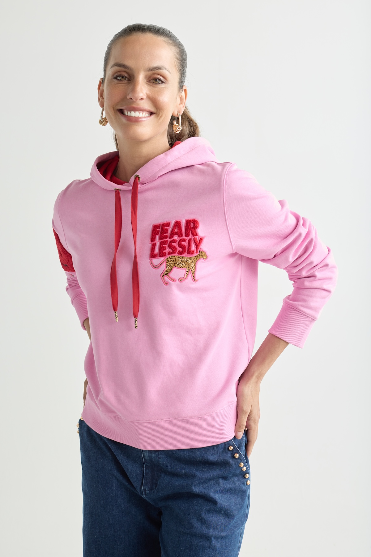 Sudadera «FEARLESSLY» de Lola Casademunt, uno de los lanzamientos más destacados de la semana