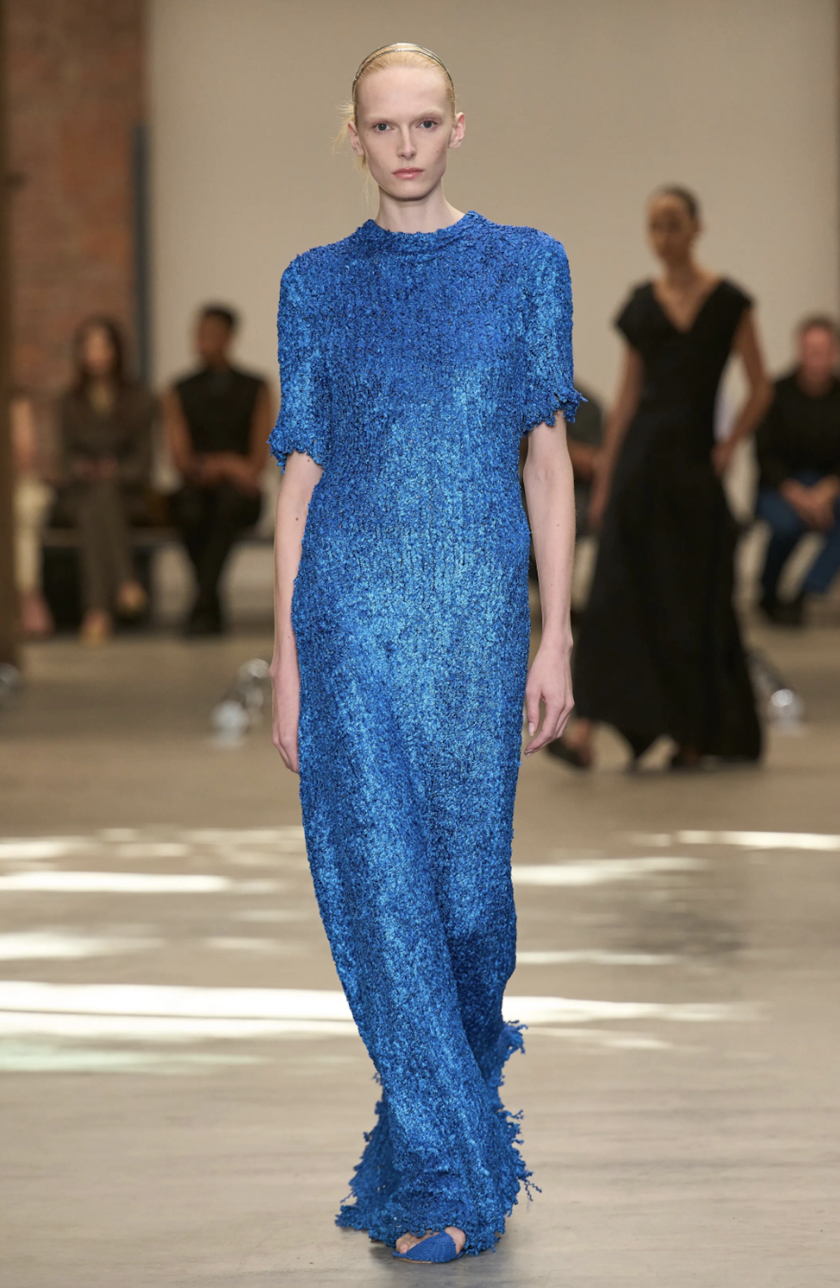 Alex Consani en el desfile de Calvin Klein con un estilismo en uno de los colores que serán apuesta para el Pantone 2027