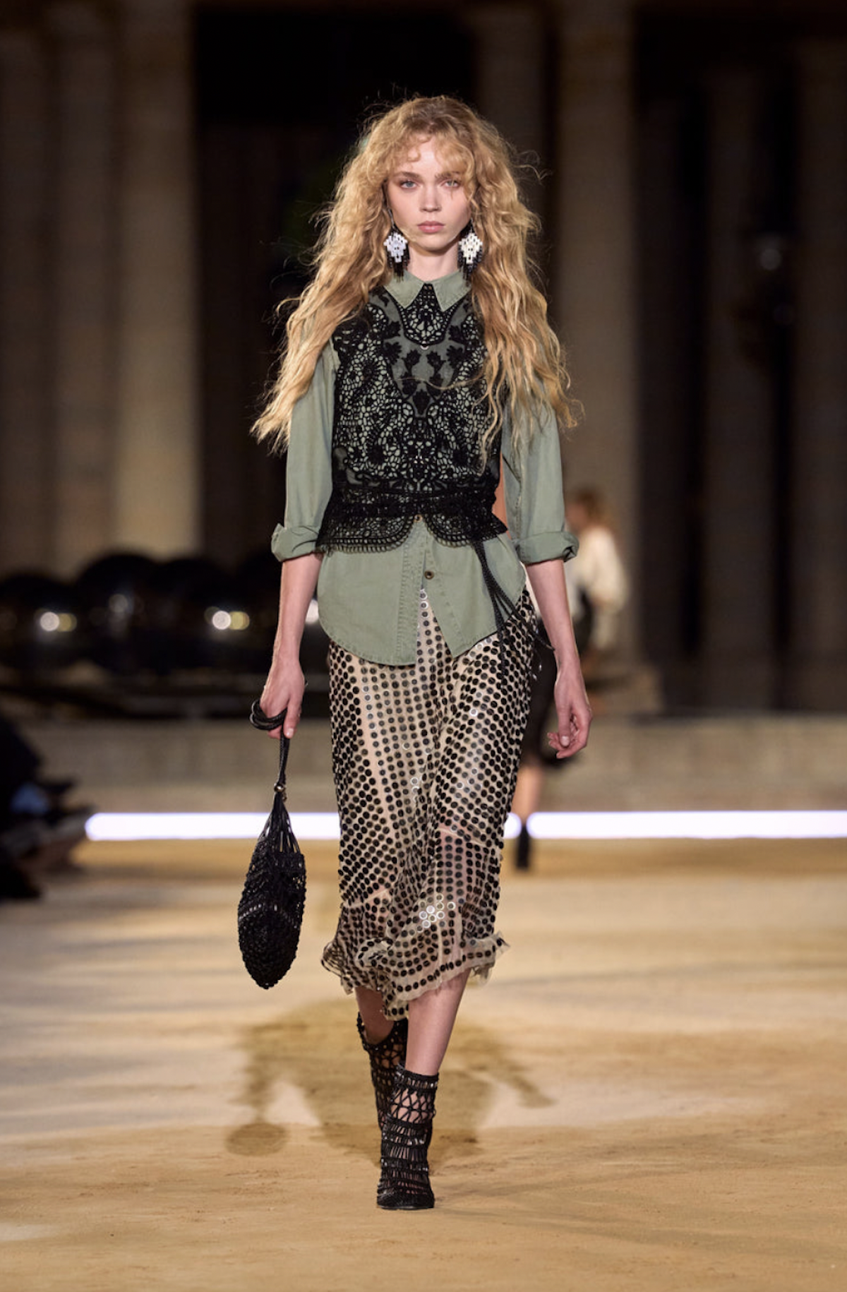 Estilismo del desfile de Isabel Marant en uno de los colores que serán apuesta para el Pantone 2027