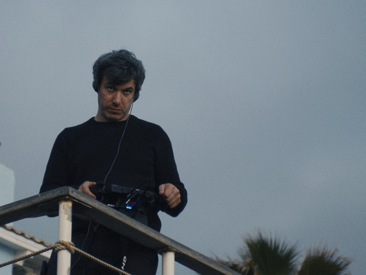 Nathan Fielder, codirector junto a Lance Oppenheim de «You Can See Everything», el documental que investiga la historia de Elizabeth Holmes y Theranos. Imagen: @a24
