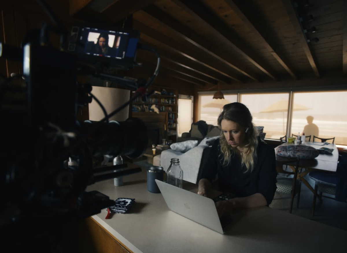 Elizabeth Holmes protagoniza «You Can See Everything», el nuevo documental de A24 sobre el escándalo de Theranos y uno de los mayores fraudes de Silicon Valley. Imagen: @a24